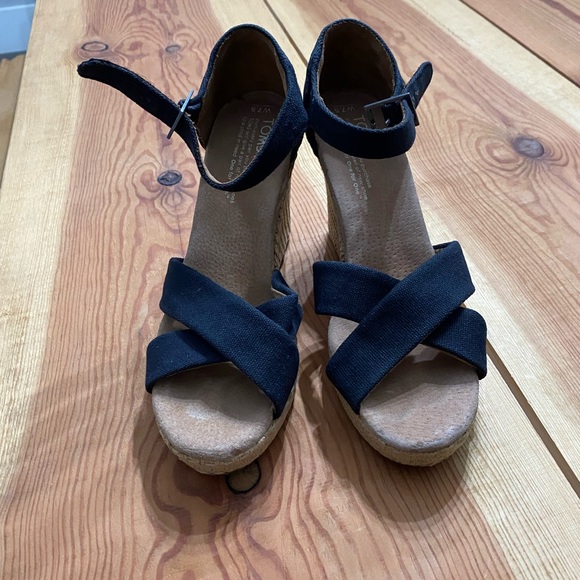 TOMS High Heels. Size 7.5 - gently used - in very great condition. - Picture 7 of 7
